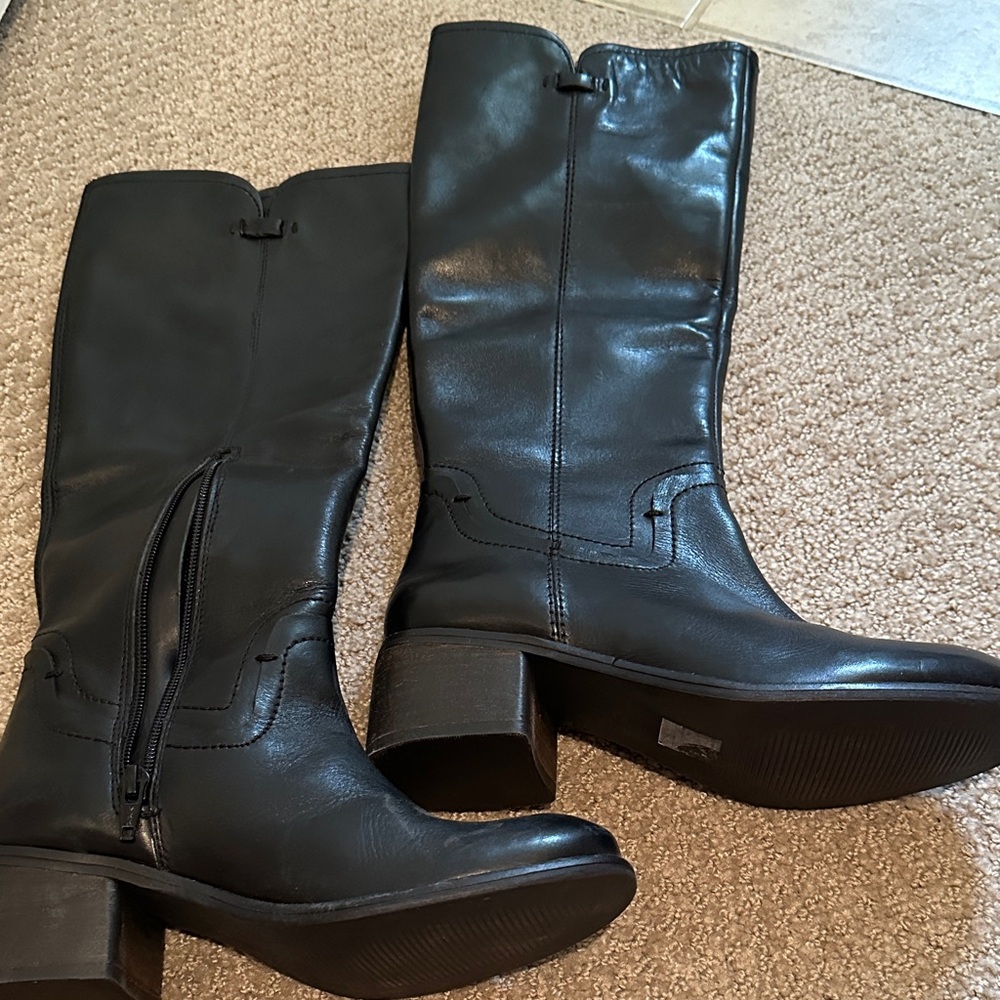 Sleek Black Leather Mid-Calf Heeled Boots